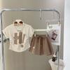 Traje popular de Internet para niñas, verano 2024, nuevo estilo, estilo occidental informal para niñas de tallas medianas y grandes, traje de verano de dos piezas con pantalones cortos de manga corta.