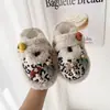 Novas Pantufas de Algodão Fechadas com Estampa de Leopardo para Mulheres, Estilo Preguiçoso, Confortáveis e Casuais, Pantufas Peludas de Pelúcia para Mulheres