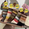Calcetines Versátiles Lindos de Media Pantorrilla con Aberturas Sueltas Que No Aprietan las Piernas, Estilo Universitario Ins de Otoño e Invierno de Caña Alta, Versión Coreana con Rayas, Arcoíris Retro