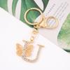 Precio Especial Llavero de Coche de Cristal con Letra Original Colgante para Bolso Arte de Mariposa Colgante para Llaves con Letra Anillo de Llaves