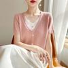 Estilo Novo Primavera e Verão Ombro Direito Decote V Feminino Falso Duas Peças Solto Manga Curta Camiseta Top Malha de Botão Único Feminino Estilo Fino Efeito Emagrecedor