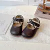 Sapatos Pequenos de Couro para Meninas 2026 Outono Novo Modelo Sapatinhos de Bebê com Solado Macio e Velcro Estilo Coreano Moda Feminina Sapatos de Princesa
