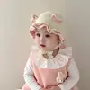 Outono/Inverno 2026 Novo Suéter com Touca para Bebê Touca Fofa Doce com Proteção para Orelhas Estilo Coreano Bebê Menina Estilo Quente Inverno Grosso