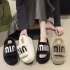Pantuflas cómodas, de felpa y con suela gruesa para mujer, perfectas para usar en otoño e invierno, con un nuevo diseño de patrones de letras y un estilo versátil para 2026