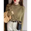 El color azul Klein es muy elegante; Es perfecto como capa base para suéteres de otoño e invierno para mujer, creando un look sofisticado en capas con un tejido de cuello medio