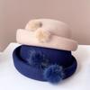 Boina elegante francesa de vison com pompom, chapéu de inverno quente para mulheres, chapéu de feltro de lã australiana que combina com tudo, chapéu de aeromoça