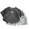 Roupa Infantil para Meninos, Conjunto de Roupa de Verão 2026 Novo Estilo, Conjunto Esportivo de Duas Peças com Manga Curta Estiloso para Meninos