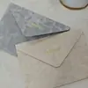 Sobre de terciopelo Morandi con texto estampado en oro y diseño floral en relieve irregular, sobre para tarjeta de invitación para banquete