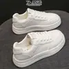 Piel de Vaca de Primera Capa Suela Gruesa Zapatos Blancos para Mujer Otoño 2026 Nuevos Zapatos Deportivos Casuales Versátiles Zapatos de Skate Zapatos de Estudiante