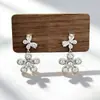 Novos Brincos Exquisitos de Flor Branca Cravejados de Diamantes, Elegantes e Simples, Brincos de Pressão Versáteis para Mulheres Sem Orelhas Furadas