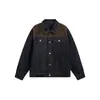 Chaqueta retro americana de gamuza con paneles de mezclilla negra en los hombros, bolsillos cuadrados simétricos, hebillas metálicas y un diseño relajado, off-the-shoulder