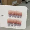 Manicura francesa, arte de uñas hecho a mano, color lavanda, puntas de uñas desmontables, estilo puro y elegante, mostrando detalles hechos a mano, puntas de uñas blancas