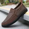 2026 Nuevos Zapatos de Malla Transpirable de Verano para Hombre Punta Redonda Simple Zapatos Casuales para Personas de Mediana Edad y Mayores Venta al por Mayor en Tienda Física Fuente de Artículos Más Vendidos