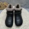 Botines cortos para mujer, nuevo estilo invierno 2026, antideslizantes, forrados de felpa, cálidos, zapatos de algodón de suela blanda, zapatos de cuero de suela plana retro para mujeres de mediana edad y mayores