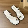 Sandalias Romanas de Playa de Estilo Nuevo Retro Francés Versátiles Chanclas de Dedo Separado de Moda para Mujer Temporada de Verano Marea Baja 2026