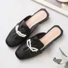 Chinelos Femininos em estoque Baotou Pérola Quick-hair Verão Outwear Modernos Versáteis Populares na Internet Ins Sapatos Preguiçosos Confortáveis Frescos Sola Grossa