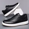 Zapatos nuevos para hombre con cordones, suela suave y parte superior suave, transpirables, perforados, casuales, blancos, zapatillas de cuero versátiles y de moda para todas las estaciones