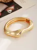 Pulsera Abierta Dorada Europea y Americana para Mujer, Diseño de Lujo Ligero, Ancha, Moderna, Pulsera Versátil de Aleación, Venta Caliente Transfronteriza