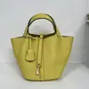 Bolso cesta de piel de vacuno de alta gama con acabado TC para mujer, bolso de mano de cuero genuino de 18 cm con cierre de cobre genuino, bolso tipo cubo