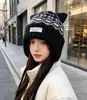 2026 Nuevo Gorro de Lana con Orejas de Gato para Mujer Otoño Invierno Cálido Tejido Hace que la Cara se Vea Más Pequeña Versátil Gorro para el Frío Moderno