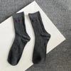 Calcetines altos de tubo a rayas con letras retro rojas y grises, estilo académico, calcetines de moda ondulados, una generación de cabello