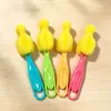 Escova para bico de mamadeira com cabo e furo para pendurar para uso doméstico, disponível em várias cores, uma pequena ferramenta para limpar mamadeiras de bebê