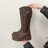 Botas de Cavaleiro de Cano Alto com Sola Grossa Estilo Retrô Femininas 2026 Novo Estilo de Inverno Botas Longas Ocidentais com Fivela Botas Altas Emagrecedoras com Corte em V