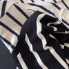 Nueva camiseta de moda coreana para mujer, otoño de 2026, cuello redondo, rayas, manga larga, corte holgado, adelgazante, top versátil con colores contrastantes