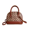 Bolsa Feminina Versátil de Luxo Leve 2026 Novo Estilo Bolsa de Mão Retrô Estampada Versátil Toque de Alto Padrão Bolsa de Ombro Estilo Concha Bolsa Transversal