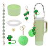 Conjunto de 7 peças de copos decorativos com tampa de palha, conjunto de copos com corrente de copos, pingente de chave de série de desenhos animados, pingente de bola de pelúcia