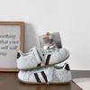 Zapatillas de entrenamiento alemanas de moda para mujer 2026 nuevas de otoño, zapatos blancos ligeros para mujer, versátiles con faldas, zapatos casuales planos transpirables