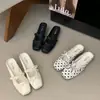 Mules cerrados de estilo delicado con lazo y lunares para mujer, nuevo modelo 2026, pantuflas planas sin cordones de suela blanda para uso exterior