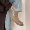Botas Curtas Patchwork de Camurça Preta Emagrecedoras Bico Redondo Salto Grosso Aumenta Altura Versátil Botas Meia Elástica para o Trabalho Botas Elásticas Femininas