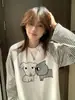 Camiseta Versátil Manga Longa Estampada Cartoon Divertida Gola Redonda Listras Raglan para Mulheres Primavera e Outono Fina Solta Camada Base Ins