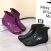 Compra uno, llévate otro gratis: botas de lluvia de moda para adultos para uso en exteriores, uso en la cocina y botas de goma ligeras, antideslizantes y cálidas hasta la pantorrilla para mujer con forro de vellón