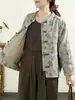 Nueva colección de otoño: Nueva chaqueta corta retro estilo chino con estampado y cuello mandarín para mujer, con textura plisada y diseño hasta la rodilla.