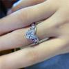 Moissanite Ring Mulheres 1 quilate redondo diamante clássico Seiko Micro Diamond Ring anel moissanite anel atacado cartão preto com certificado