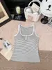Estilo Casual Francés de Nicho, Diseño Suave y Elegante, Top sin Mangas de Rayas con Copas Integradas, Moderno Diseño de Botones para un Look Sexy y Puro