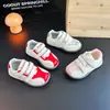Zapatillas de velcro para niños, nuevos estilos de primavera/otoño para niñas, zapatillas de entrenamiento casuales versátiles y de moda alemanas, zapatillas blanco plateado para estudiantes, a la moda