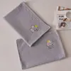 Toalha de Travesseiro de Algodão Absorvente de Suor Bordada com Desenho Animado, Design Simples, Lavável à Máquina, Não Forma Bolinhas, Resistente a Manchas, Produto Genuíno, Previne Oleosidade do Cabelo e Saliva