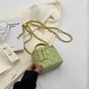 Bolso Pequeño con Texto de Moda para Mujer 2025 Nuevo Diseño Nicho Primavera y Verano Bolso Cruzado de Cadena Rómbica Bolso Cubo Portátil