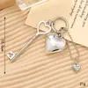 Llavero de Metal Estilo Simple Ins Colgante de Llave Corazón Plateado de Alta Gama Colgante Dulce Fresco Sexy para Bolso Femenino
