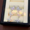 Pendientes de Mariposa Plateados Super Brillantes Estilo Coreano Elegantes de Lujo Ligero Sensación de Alta Gama Pendientes de Botón 2026 Nuevos Versátiles Únicos Accesorios para Pendientes de Nicho