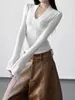 2025 Nova Roupa de Inverno Camiseta de Manga Longa, Design Feminino com Decote em V Emagrecedor, Camiseta Básica Branca Feminina