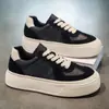 Sapatos Masculinos da Moda Outono 2025 Novos Couro Casual Versátil Tênis Solado Grosso Aumento de Altura Escondido Camurça Sapatos da Moda
