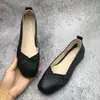 Sapatos Confortáveis de Mãe Femininos 2026 Outono Novo Estilo Sapatos de Dirigir Versáteis Casuais Sapatos de Enfermeira Couro Macio Solado Macio Sapatos Individuais Femininos