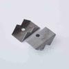 Venta al por mayor de fábrica accesorios de ferretería para mesas y sillas Conector de tubo cuadrado Hebilla hembra incorporada Ensamblaje de conexión de pata de mesa Hoja de hierro