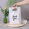 En stock bajo voltaje negro blanco bolsa de regalo simple de cuatro dedos bolsa para ropa bolsa de embalaje bolsa de compras portátil comercio exterior Mayoreo