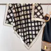 Bufanda de Seda Blanca Estilo Floral Camelia, Bufanda Cuadrada Grande 90X90 para Mujer de Primavera y Otoño, Nuevo Modelo 2026, Chal Bufanda de Seda de Morera