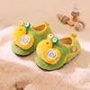 Novas pantufas de tecido infantis para meninas, pantufas de tira no calcanhar para primavera e outono, pantufas leves de chão de tira no calcanhar para meninos, pantufas de casa